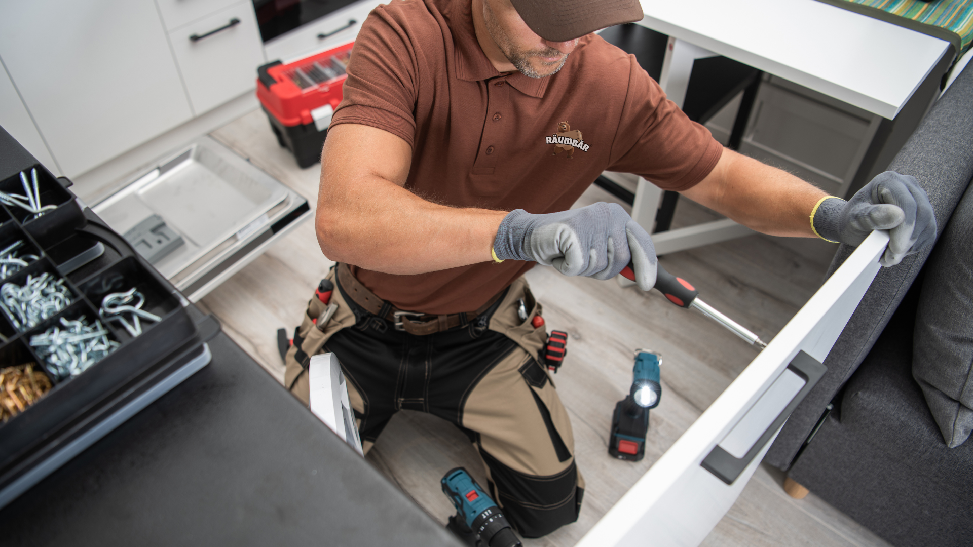 Räumbär bietet professionelle Demontage & Montage für Möbel, Küchen & mehr – schnell, sauber & stressfrei. Jetzt Service anfragen.